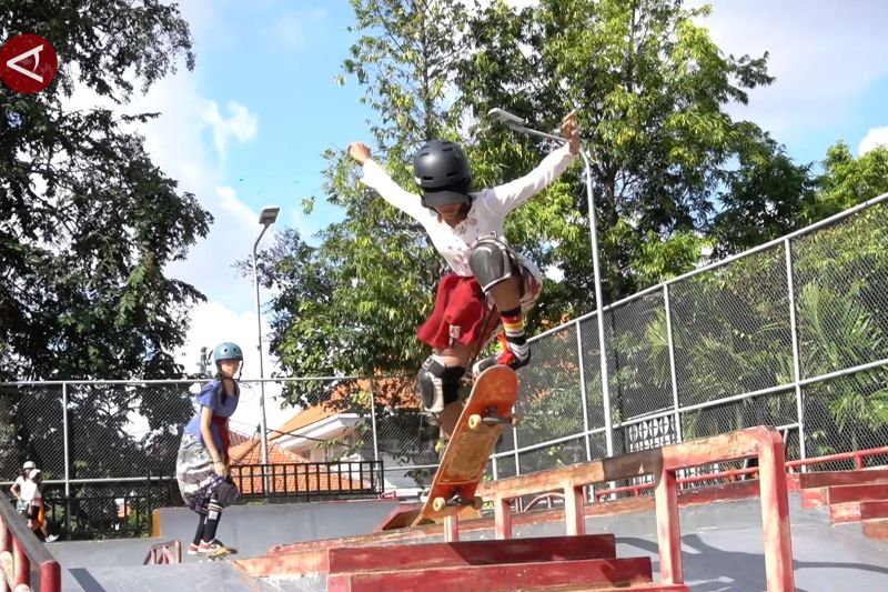 Skater perempuan Bali sambut Hari Kartini dengan berkebaya