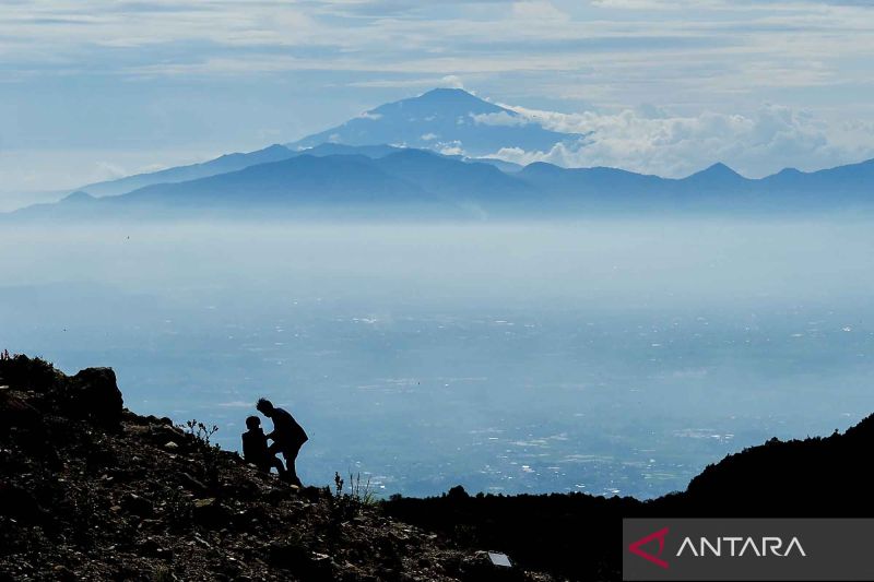 Berwisata di TWA Gunung Papandayan saat libur panjang Waisak