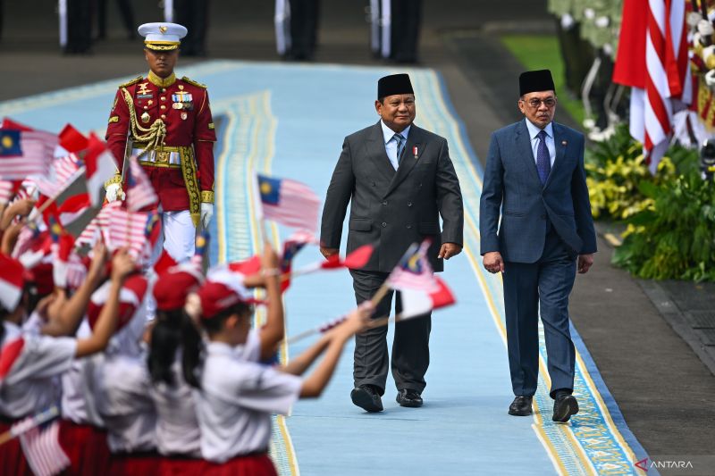 Presiden Prabowo sambut PM Malaysia di Istana Merdeka