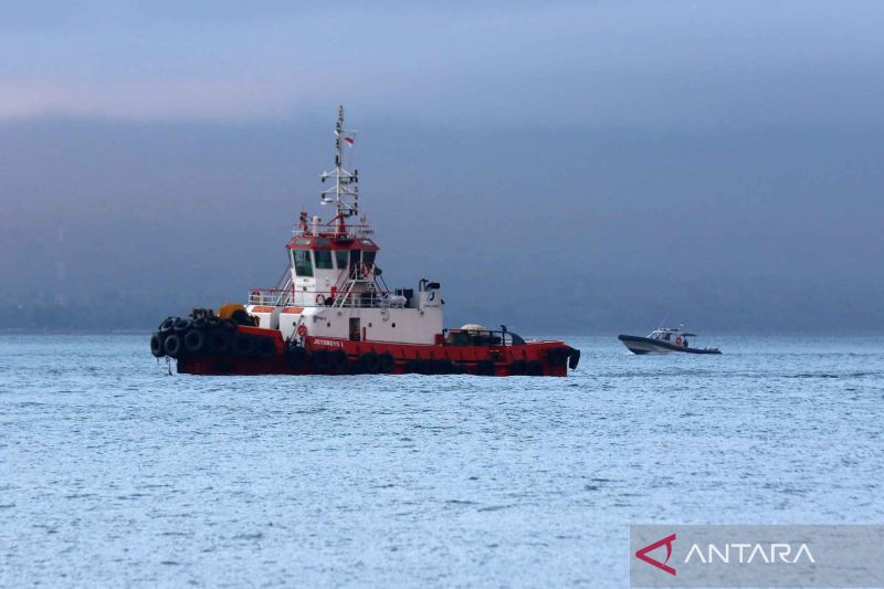 Tim SAR hadapi gelombang tinggi cari penumpang KMP Tunu di Selat Bali