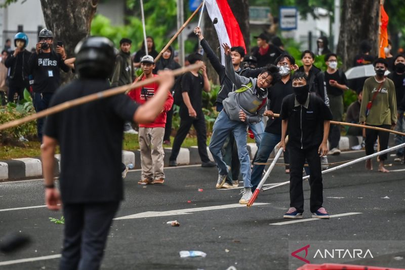 Anak sekolah dimobilisasi oleh alumninya untuk ikut aksi di DPR