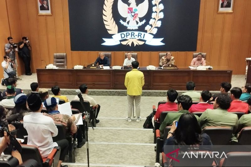 Sejumlah elemen mahasiswa sampaikan tuntutan di hadapan Pimpinan DPR