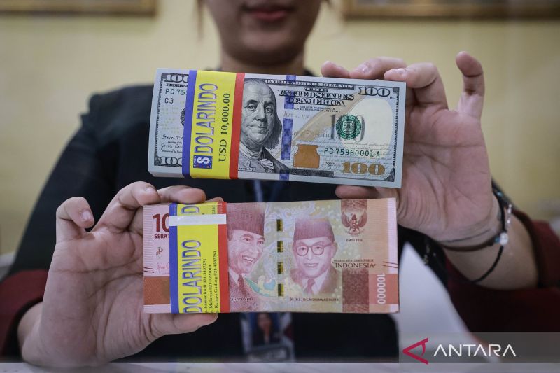 Rupiah menguat seiring komentar petinggi The Fed terkait suku bunga