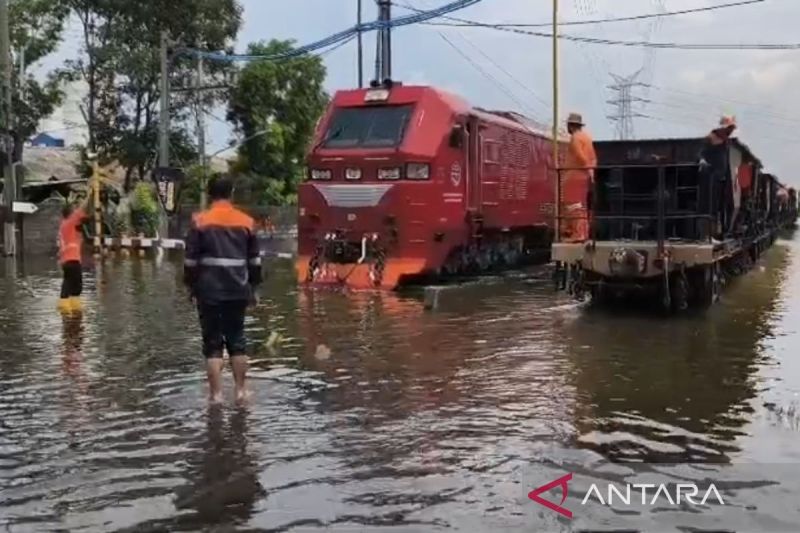 16 perjalanan KA dibatalkan akibat banjir rendam jalur rel di Semarang