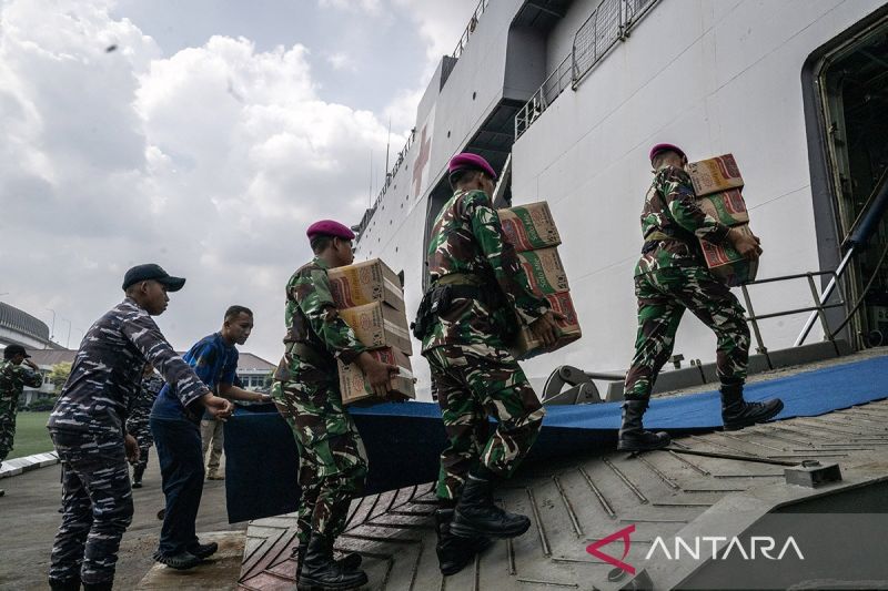 Respons cepat bencana, KRI rumah sakit TNI AL menuju Sumatera