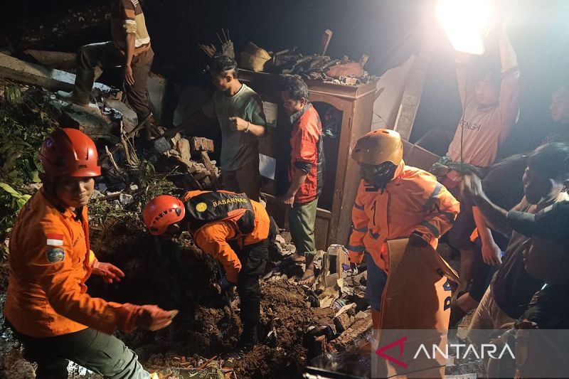 Lima orang satu keluarga tertimbun longsor di Depok Trenggalek