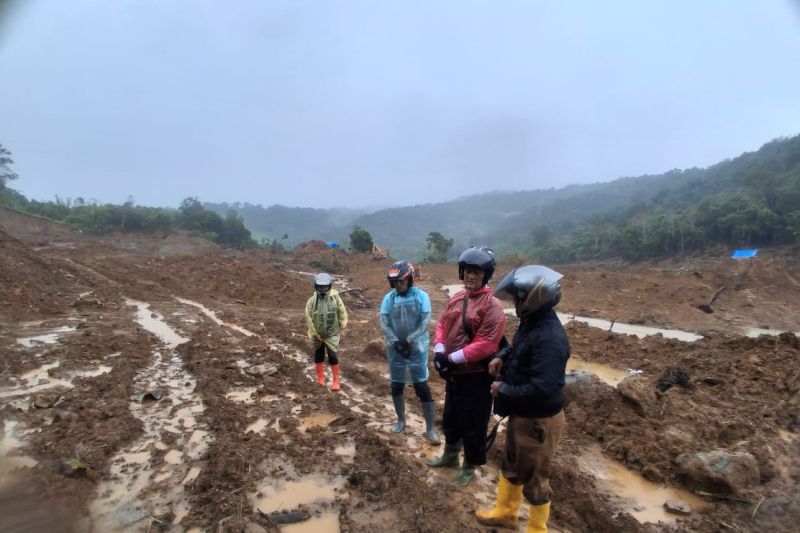 Pemkab Pasaman Barat maksimalkan upaya buka jalan tertimbun longsor