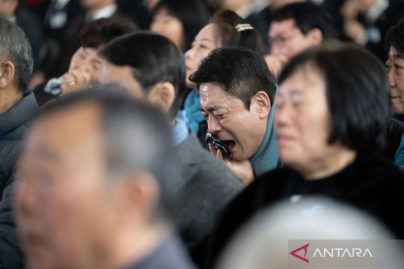 Air mata keluarga korban warnai upacara peringatan kecelakaan pesawat Jeju Air di Bandara Internasional Muan