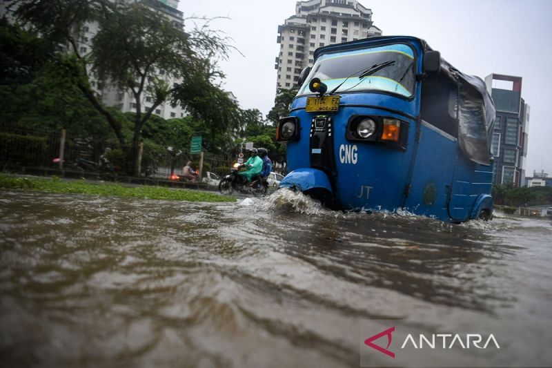 Senin siang, 22 RT dan 33 ruas jalan di Jakarta terendam banjir