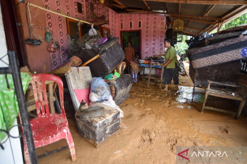 Padang kembali diterjang banjir bandang