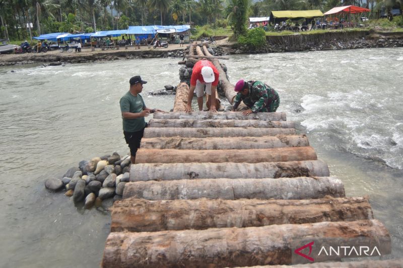 Pembangunan jembatan darurat di Padang Pariaman terus dikebut
