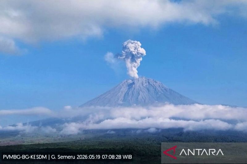 Gunung Semeru erupsi tiga kali dengan letusan hingga 1 kilometer