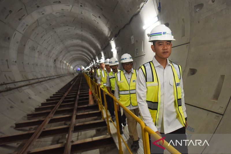 Wapres Gibran tinjau progres MRT Harmoni-Sawah Besar