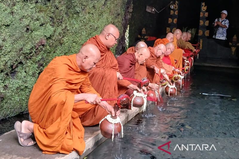 Puluhan biksu ambil air berkah di Umbul Jumprit Temanggung