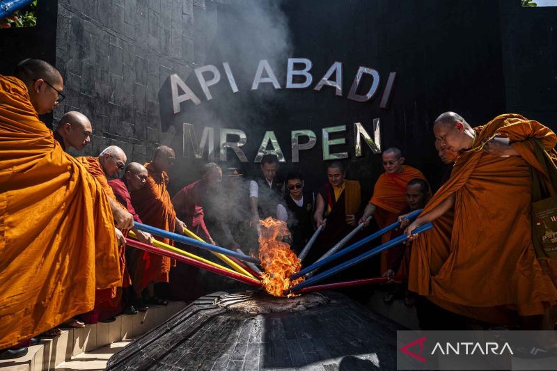 Puluhan biksu ikuti prosesi pengambilan Api Dharma Waisak di sumber Api Abadi Mrapen