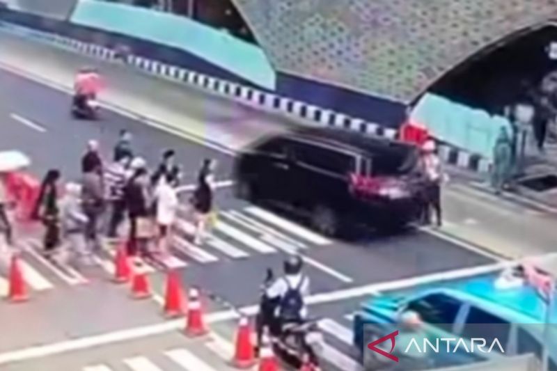 Pengemudi Alphard yang terobos lampu merah di Bundaran HI ditilang