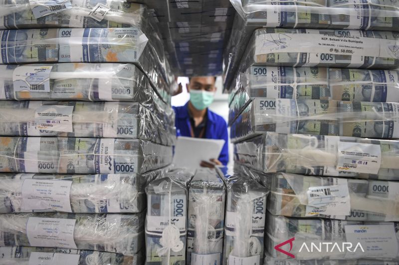 Rupiah menguat ke Rp17.980 seiring data cadangan devisa yang membaik