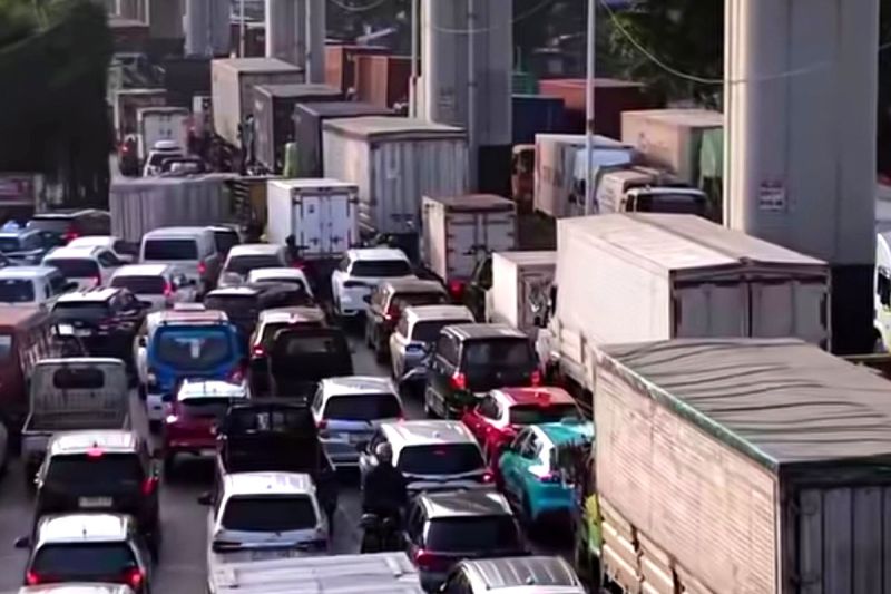Macet parah di Cakung-Cilincing akibat aktivitas bongkar muat di depo