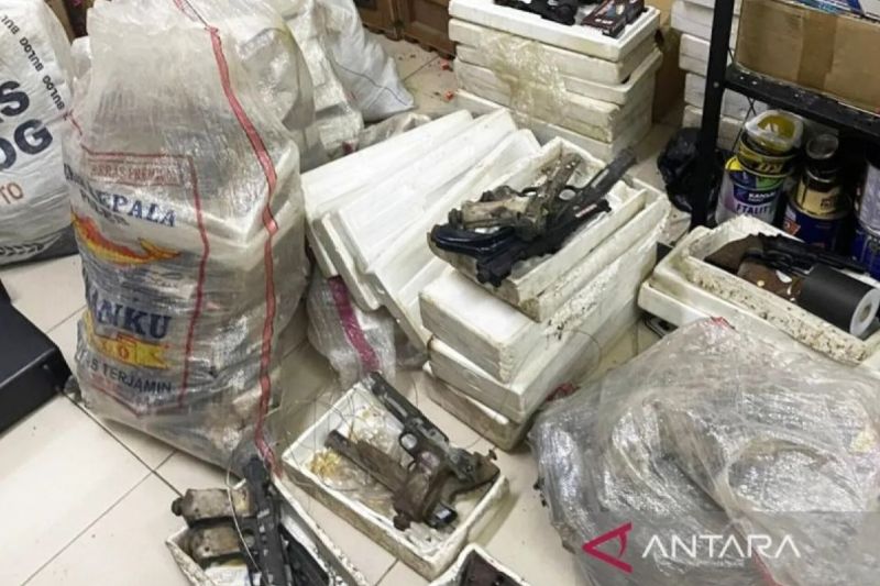 Polisi temukan satu "combat shotgun" dari ratusan pucuk senjata di sekolah