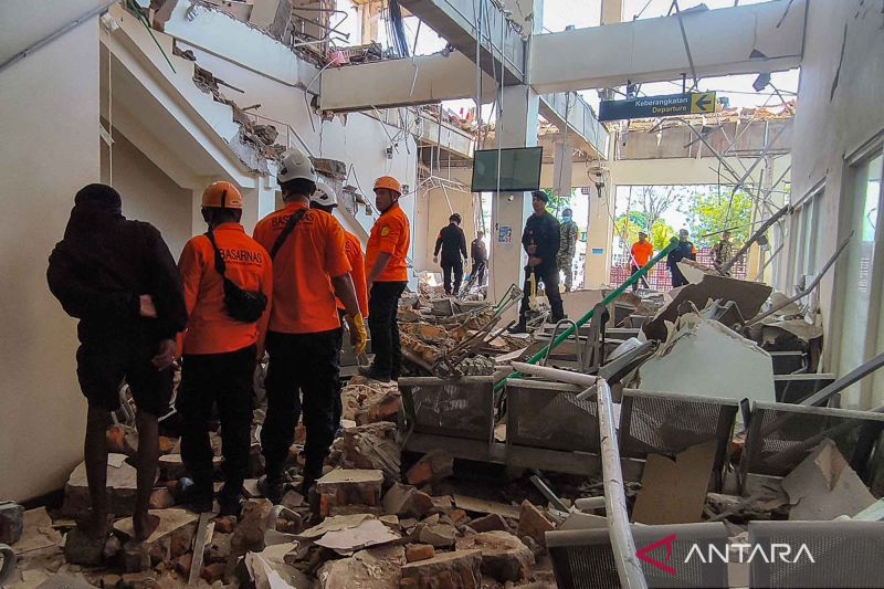 Dampak gempa bumi di Pelabuhan Laurentius Say Maumere NTT