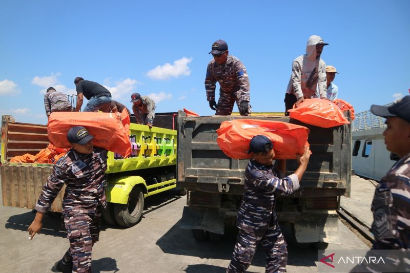 KRI Bung Hatta distribusikan logistik bantu warga terdampak gempa NTT