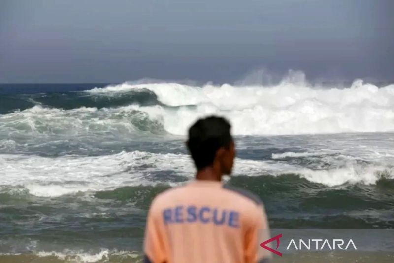 Ada 2 bibit siklon tropis, BMKG: Waspada ombak setinggi 4 meter di RI