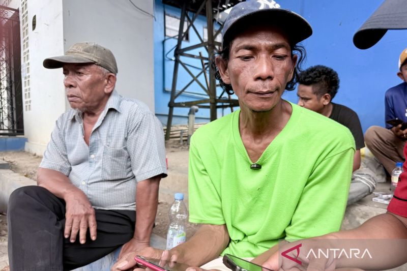 Keluarga menanti ayah, anak dan kakak korban kecelakaan Kapal Virgo