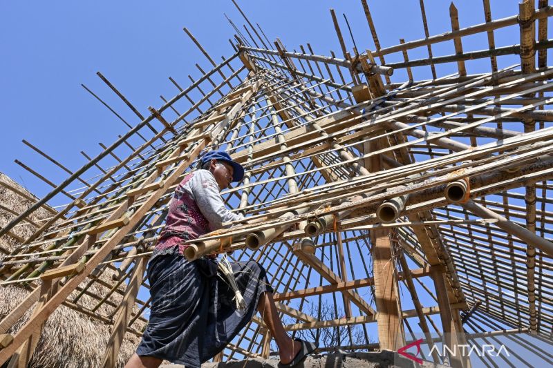 Usai dilanda kebakaran, kini Kampung Adat Sade di Lombok mulai dibangun kembali